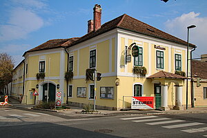 Pfaffstätten, Pfaffstätten, Dr. Josef Dolp-Straße 4, Rathaus - Prangerstein