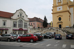 Stockerau, Dr. Karl Renner Platz Nr. 1: ehemalige Kirchenmühle, Bau Ende 17./18. Jh., späthistoristisch fassadiert