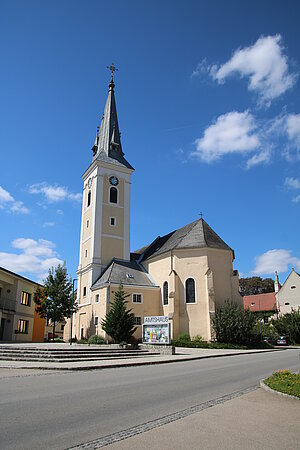 Haugsdorf, Pfarrkirche Hll. Petrus und Paulus, gotischer Bau, 14. Jh., in der 2. Hälfte des 15. Jh.s zur dreischiffigen Hallenkirche umgebaut