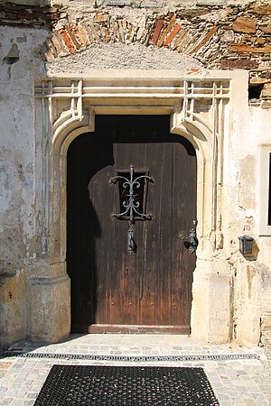 Pöggstall, Filialkirche hl. Anna im Felde, Portal mit reicher verstäbter Rahmung