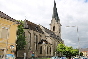 St. Valentin, Pfarrkirche hl. Valentin, spätgotische Hallenkirche mit Langchor und vorgestelltem West-Turm