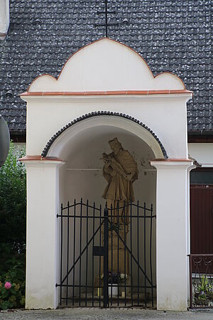 Traismauer, Pfarrkirche hl. Rupert, Hl. Johannes Nepomuk, 1718, am Gartenring