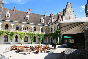 Waidhofen an der Ybbs, Innenhof des Schlosses, Ende des 19. Jahrhunderts weitgehend umgestaltete Anlage