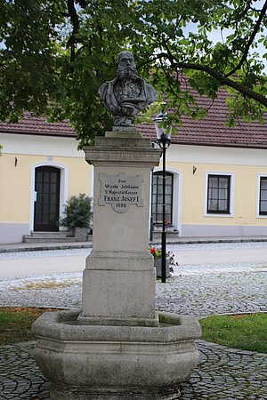 Maissau, Denkmal für Kaiser Franz Joseph auf dem Hauptplatz, 1888