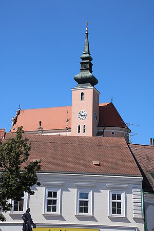 Poysdorf, Blick zur höher gelegenen Pfarrkirche hl. Johannes der Täufer