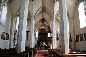 Haugsdorf, Pfarrkirche Hll. Petrus und Paulus, gotischer Bau, 14. Jh., in der 2. Hälfte des 15. Jh.s zur dreischiffigen Hallenkirche umgebaut