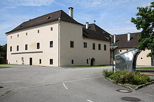 Schloss Wang, um einen Arkadenhof geschlossene Anlage Anfang 16. Jahrhundert - heute Gemeindeamt