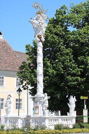Pulkau, Dreifaltigkeitssäule von 1778 am Hauptplatz