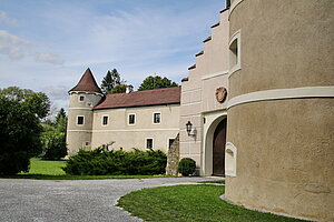 Waldreichs, Schloss Waldreichs, ab 1530 Um- und Ausbau zu Wasserschloss, nach Plünderung 1620 Wiederaufbau