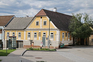 Rastenfeld Nr. 27, Fassade mit biedermeierlichen Dekor, Haussegenbilder