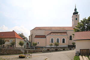 Eisgarn, Pfarrkirche Mariä Himmelfahrt, gotischer Bau (ab 1330) mit spätbarockem West-Turm 1766-1782)