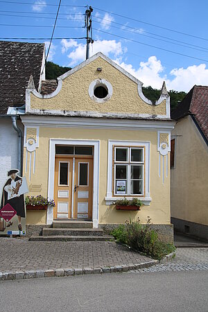 Hardegg, Hauptstraße Nr. 14: Haus mit secessionistischer Fassade