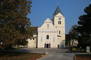 Prottes, Pfarrkirche Mariae Himmelfahrt, romanisches Langhaus mit gotischem Chor, im Zuge des barocken Umbaus Umorientierung, um 1740