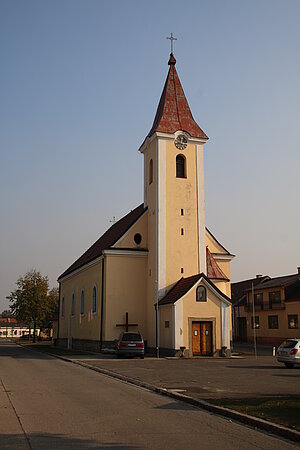 Engelhartstetten, Pfarrkirche hl. Markus, in der Angermitte in der 2. Hälfte des 17. Jh. errichteter schlichter Bau
