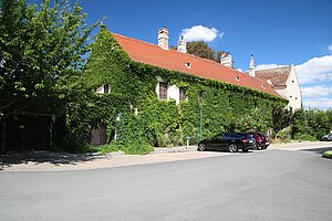 Haugsdorf, Sog. Schloss, ehemaliges Rathaus, im Kern 16./17. Jh.