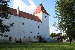 Orth an der Donau, Schloss in der Ortsmitte, im Kern mittelalterlicher Bau, 1550 wiederaufgebaut