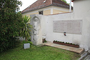 St. Johann in Engstetten, Pfarrkirche hl. Johannes der Täufer, Kriegerdenkmal von K. Zinner, 1962