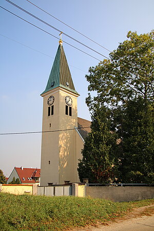 Reyersdorf, Filialkirche hl. Leonhard, gotische Chorquadratkirche, ab 1354 erbaut, im 17. Jh. barockisiert, barocker Westturm