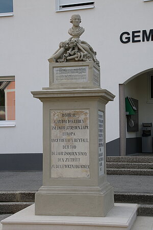 Rohrau, Haydn-Denkmal vor Gemeindeamt, 1794 im Schlosspark errichtet, 1951 an den heutigen Platz übertragen