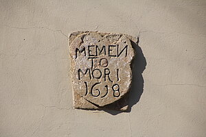 Drasenhofen, Inschriftstein in der Friedhofsmauer, 1618