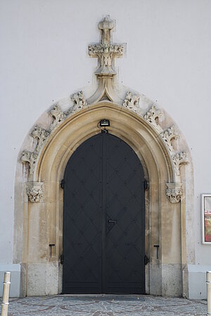 Aspang, Pfarrkirche hl. Florian, urspr. spätgotische Hallenkirche, neugotisches Hauptportal