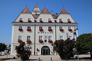 Gänserndorf, Rathaus, ehem. Edelhof, im Kern Bau des 16. Jh.s, 1925 historisierender Wiederaufbau