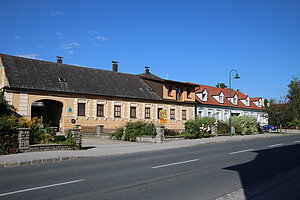 Göpfritz an der Wild, Häuserzeile längs des Angers