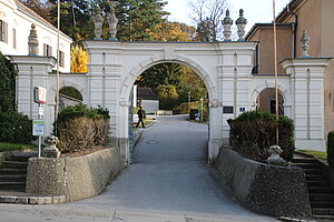 Großrußbach, Schloss, Portalanlage des Vorhofes, um 1700, später verändert