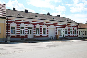 Haringsee, Hauptstraße 7, Fassade mit späthistoristischem Putzdekor