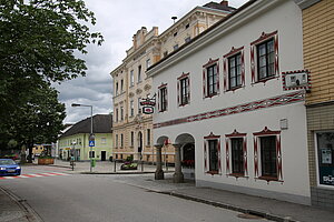 St. Valentin, Hauptplatz Nr. 10: Gasthof, 1725 erstmals urkundlich erwähnt