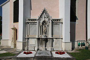 Reisenberg, Pfarrkirche hl. Pankratius, neugotisches Grabmonument der Grafen Cavriani