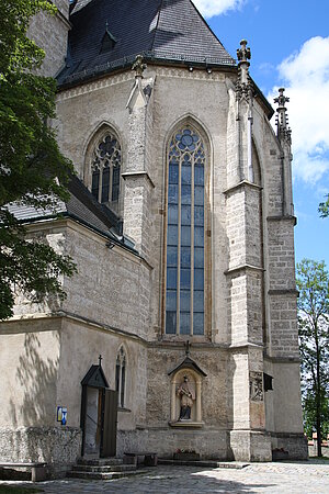 Haag, Pfarrkirche hl. Michael, Blick auf den Chor und die Sakristei