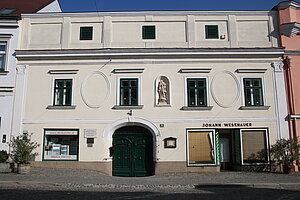 Langenlois, Rathausstraße Nr. 8: Im Kern Ende 16. Jahrhundert, Fassade 18. Jahrhundert
