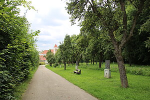 Maissau, Quittengang beim Schloss mit Kreuzweg, im Gedenken an Ferdinand Graf von Abensperg und Traun gestiftet