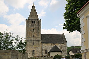 Michelstetten, Pfarrkirche hl. Veit, spätromanische Wehrkirche mit frühgotischem Chorturm