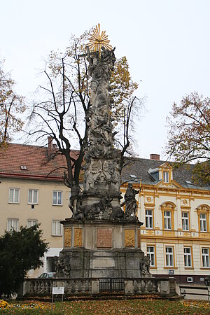 Stockerau, Dreifaltigkeitssäule am Rathausplatz, 1713/16 von Johann Stanetti errichtet