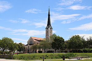 Ulmerfeld, Pfarrkirche Hll. Petrus und Paulus, gotischer Bau, 1951-53 umgebaut