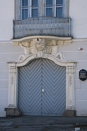 Waidhofen an der Thaya, Portal des Amtsgebäudes der Schwechater Baumwollmanufaktur, 1734