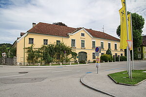 Gresten, Unterer Markt 28, ursprünglich bischöflich regensburgischer Gstettenhof, im Kern 18. Jh.