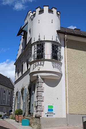 Haag, Weißhaus: Runderker aus der Spätrenaissance, der Bau im Kern 1571