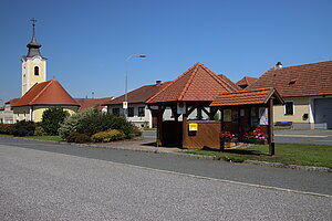 Irnfritz, Dorfstraße mit Ortskapelle hl. Florian, 2. Hälfte 19. Jh.
