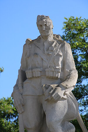 Obritzberg, Kriegerdenkmal, 1923 - der Kopf bei den Kämpfen 1945 beschädigt