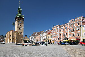 Retz, Hauptplatz, Blick auf Rathaus und Häuserreihe im Norden des Platzes