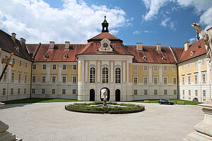 Stift Seitenstetten, Großer Stifshof, Blick Richtung West-Seite mit Haupteingang