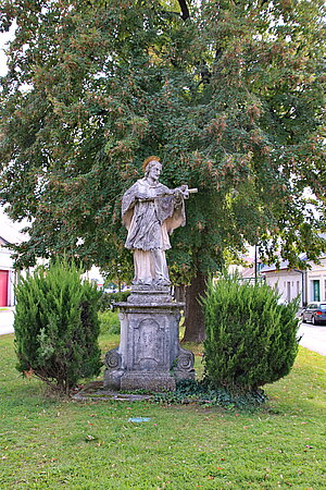 Hausleiten, Hauptplatz, Hl. Nepomuk, 1732, ursprünglich bei der ehem. Herren-Mühle aufgestellt