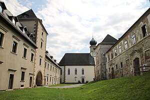 Neuhaus, Pfarrkirche hl. Johannes Nepomuk, nachgotischer Saalbau, 1607-12 errichtet