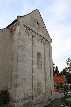 Petronell-Carnuntum, Pfarrkirche hl. Petronilla, Chorabschluss mit profiliertem Bogenfries