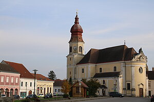 Göllersdorf, Pfarrkirche hl. Martin, spätbarocker Saalbau mit gotischem, barockisierten Chor und Nord-Turm