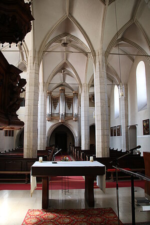 Haugsdorf, Pfarrkirche Hll. Petrus und Paulus, gotischer Bau, 14. Jh., in der 2. Hälfte des 15. Jh.s zur dreischiffigen Hallenkirche umgebaut