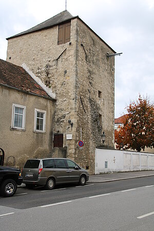 Bruck an der Leitha, Bruck an der Leitha, Wiener Gasse,  Torturm des ehem. Wienertores, Stadtbefestigung 2. Viertel 13. Jh. errichtet, im 15. Jh. verstärkt